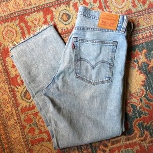 🌸 SPRING! 🌸 Levi’s Wedgie Cropped Lightwash Jean